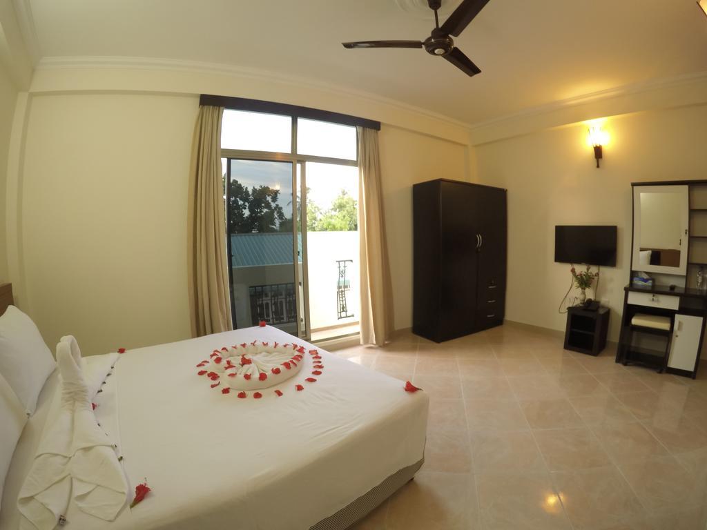 Smera Grand Maamigili Island Exterior photo